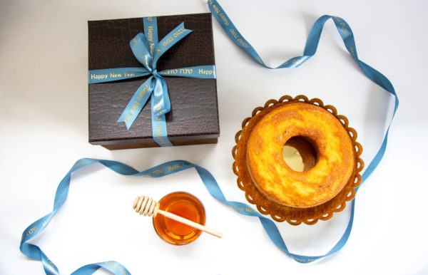 Rosh Hashana Gift box with Honey cake