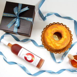 Rosh Hashana gift box wit hhoney cake, honey jar and wine