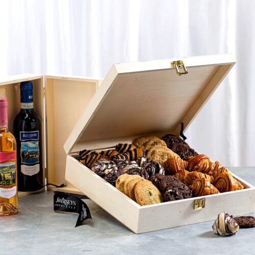 Designer Deluxe Bakery and Wine Gift Set - Kosherline